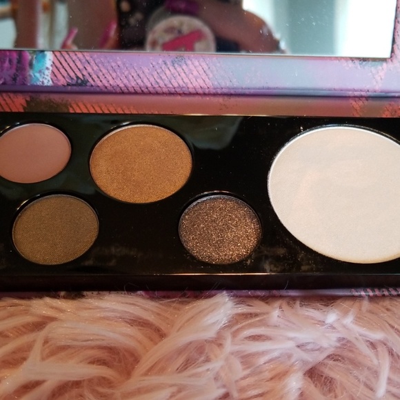 M.A.C Risktaker Eyeshadow palette - Picture 5 of 7